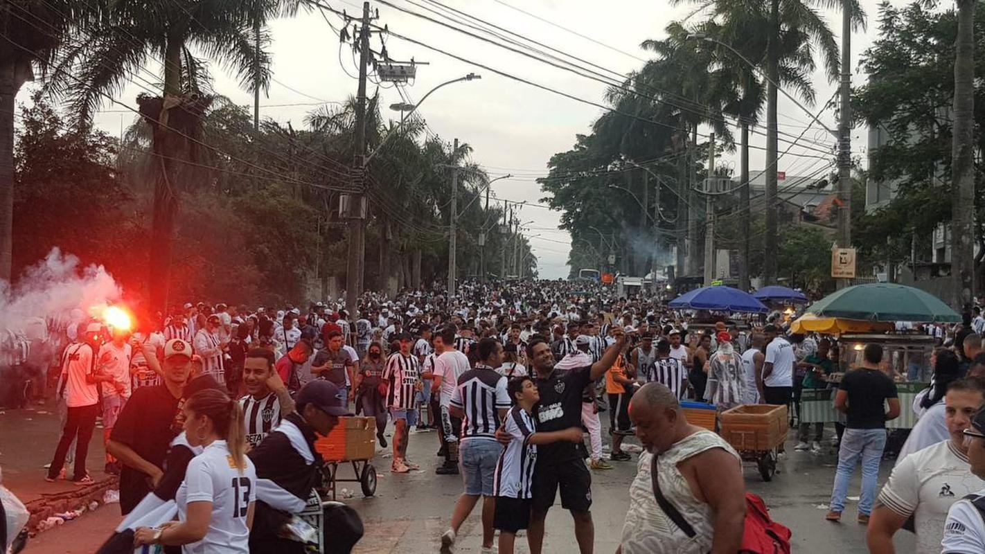 Torcida do Atltico no entorno do Mineiro antes da partida contra o Juventude pela 34 rodada do Campeonato Brasileiro