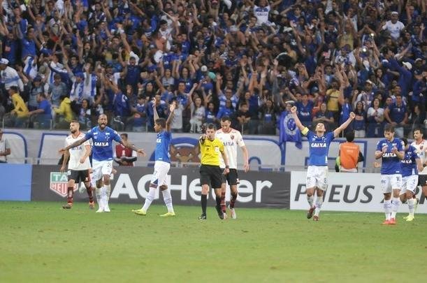 Aliviados com a classificao, jogadores do Cruzeiro fizeram festa com a torcida, no Mineiro