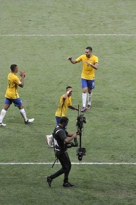 Neymar marca o segundo do Brasil aos 45 do primeiro tempo