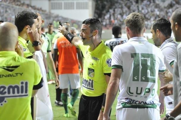 Rafael Moura, em impedimento, tocou na bola aps cabeceio de Rafael Lima e teve gol anulado pela arbitragem
