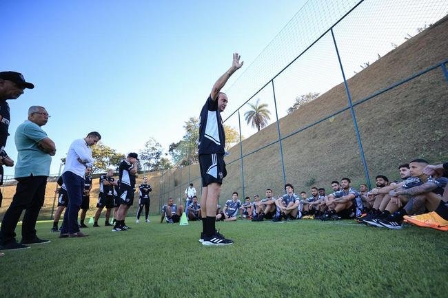 Nesta tera-feira (26), Cuca foi apresentado como treinador do Atltico - pela terceira vez na carreira. Primeiro, foi saudado pelo diretor de futebol Rodrigo Caetano e concedeu entrevista coletiva na sala de imprensa da Cidade do Galo. Depois, comandou o primeiro treino com o elenco no CT, j pensando no confronto contra o Internacional, pelo Campeonato Brasileiro.
