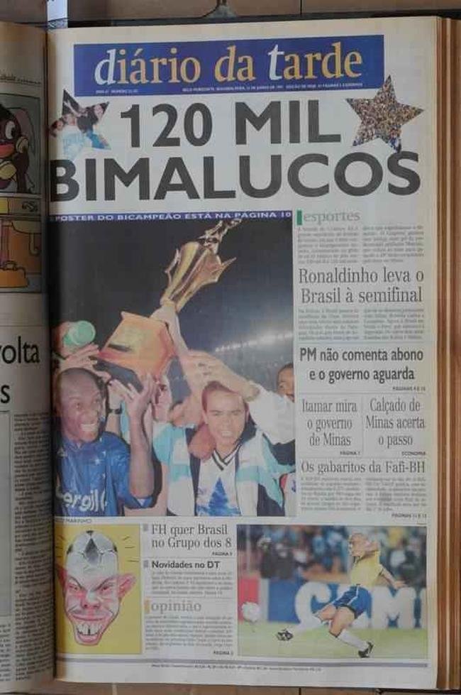 Recorde de p�blico no Mineir�o: p�ginas do jornal Di�rio da Tarde sobre Cruzeiro 1x0 Villa Nova, em 1997. Est�dio recebeu 132.834 pessoas na decis�o do Campeonato Mineiro