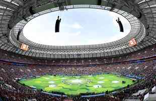 Enfim, comeou a Copa do Mundo. Com show do cantor Robbie Williams e apresentaes de dana, est oficialmente aberto o Mundial.