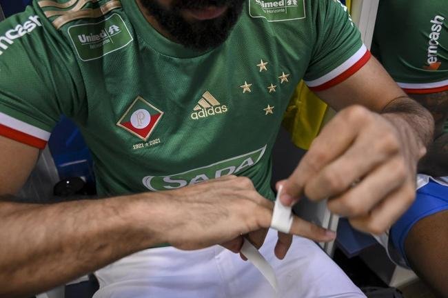 Cruzeiro se garantiu na decis�o do Sul-Americano de V�lei ao bater os argentinos do Policial Voley por 3 sets a 0, neste s�bado (5), no Gin�sio do Riacho, em Contagem. As parciais foram de 25/20, 29/27 e 25/16