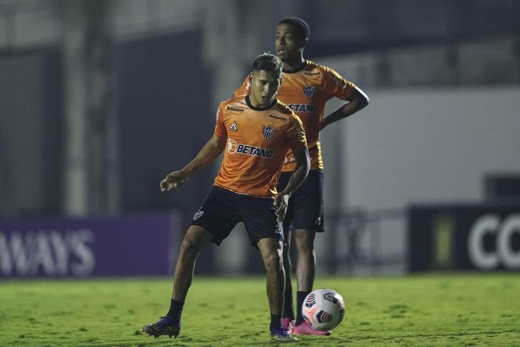 Tcnico Cuca comandou atividade do Atltico no CT da Conmebol no Paraguai 