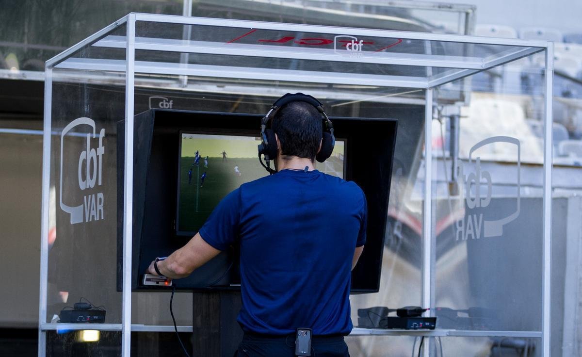 Com estreia marcada para o Mineiro na noite desta quarta-feira, no jogo entre Cruzeiro e Santos, pela Copa do Brasil, o VAR (rbitro de vdeo) foi testado em treino da equipe Sub-20 do clube celeste na tarde desta tera-feira. A equipe de juzes foi liderada por Rodolpho Toski Marques, que tambm ser o responsvel no duelo entre mineiros e paulistas. A iniciativa realizada faz parte das exigncias da FIFA para que a utilizao do VAR seja homologada no estdio. Durante as atividades, foram revisados lances de pnalti, impedimentos e aplicao de cartes, dentre outras situaes de jogo
