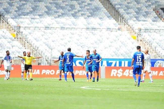 Cruzeiro: time campeo da Trplice Coroa de 2003 venceu equipe de masters por 2 a 1, neste domingo, em jogo festivo realizado no Mineiro