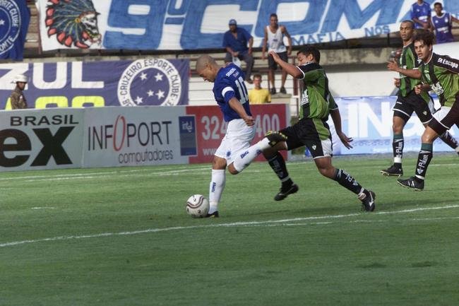 No duelo de volta, o Cruzeiro goleou o Amrica por 4 a 1 e avanou  final do Campeonato Mineiro de 2004. Alex e Jussi marcaram duas vezes cada. Na deciso, a Raposa se sagrou campe ao superar o Atltico.