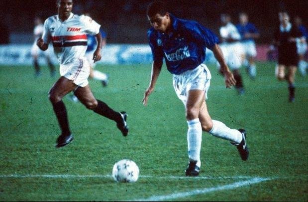 1993 - Recopa Sul-Americana - Cruzeiro foi vice-campeão ao ser derrotado pelo São Paulo. Imagem da partida diante do São Paulo, no Mineirão, no segundo jogo da final.