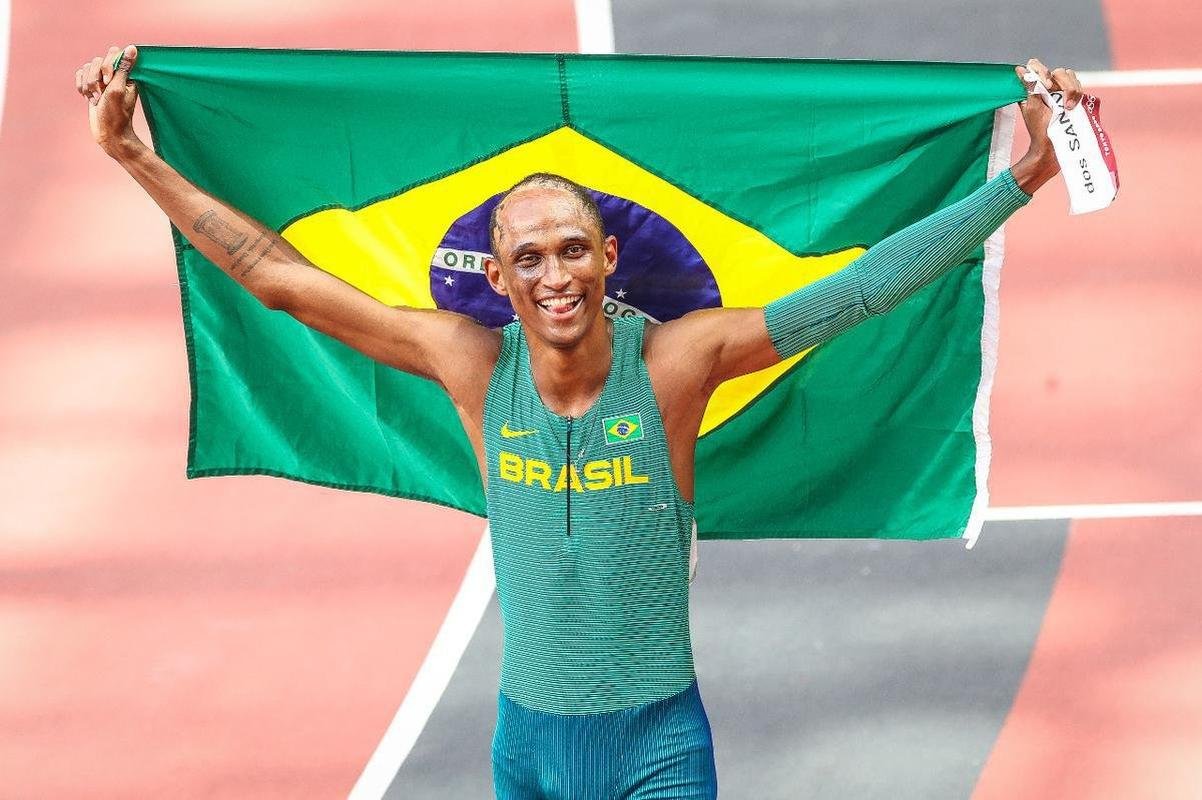Alisson dos Santos conquistou bronze nos 400m com barreira em Tquio; veja a festa do Piu, o Malvado
