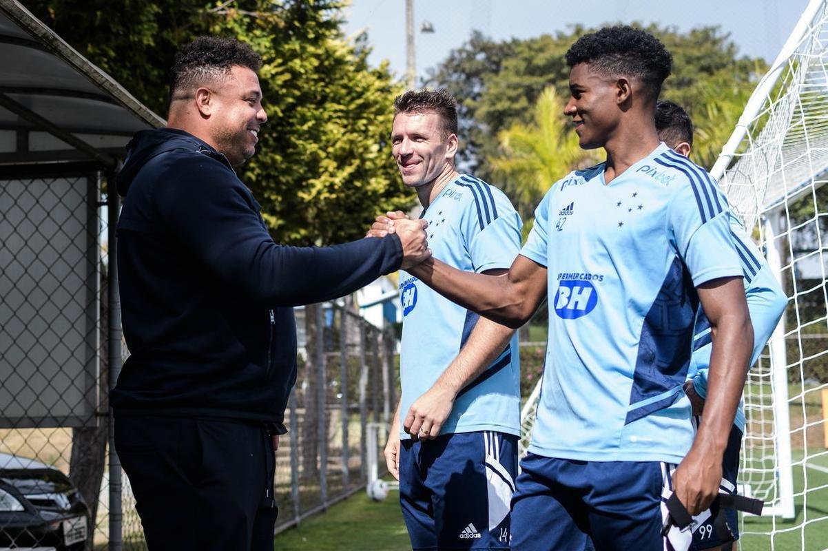 Em Belo Horizonte, Ronaldo acompanhou treino do Cruzeiro na manh desta quarta-feira (15) e conversou com jogadores na Toca da Raposa II