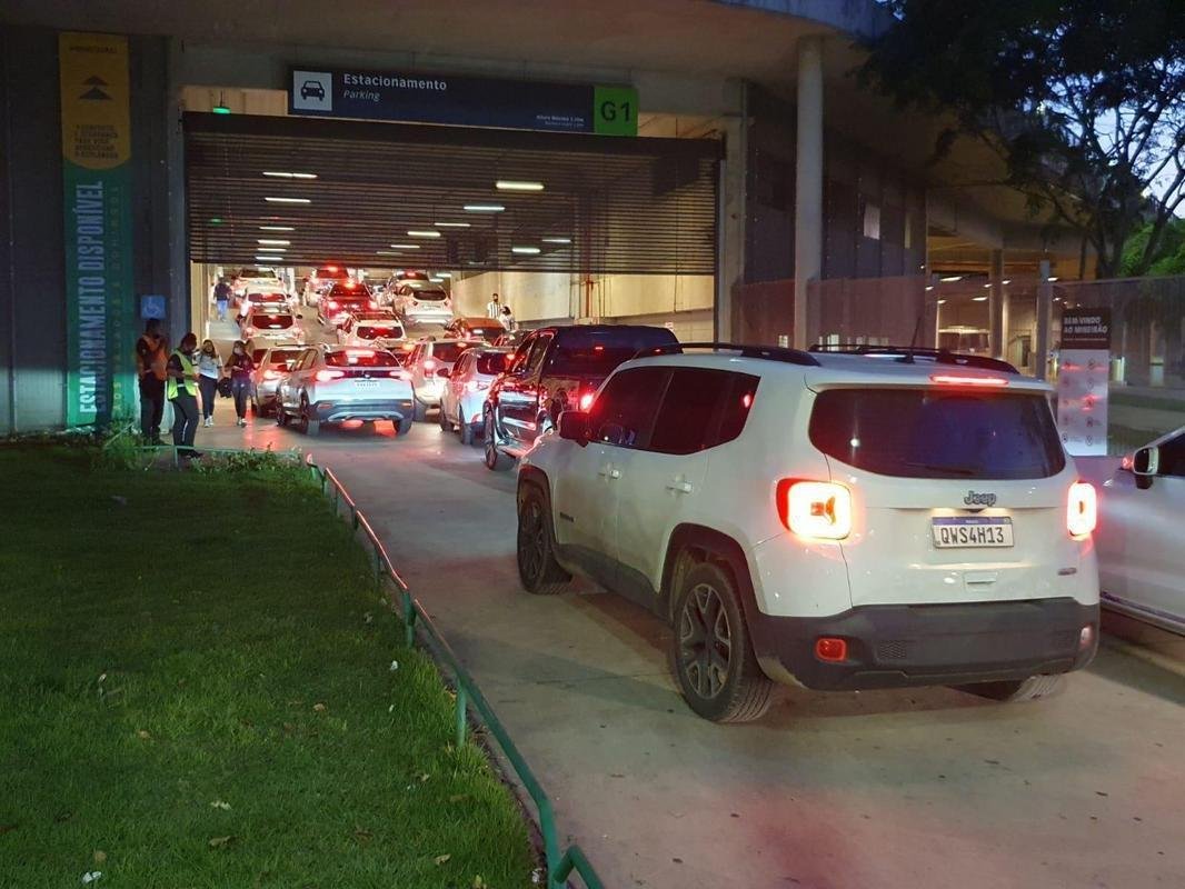Atleticanos invadiram o Mineiro no jogo contra o Grmio e bateram recorde de pblico no Brasileiro; veja fotos do entorno do estdio antes da partida