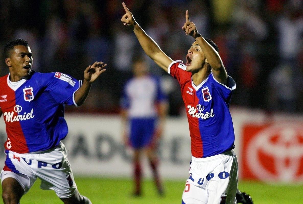 Em 2007, o Paran passou com trs vitrias, nenhum empate e trs derrotas. O time foi eliminado nas oitavas de final.