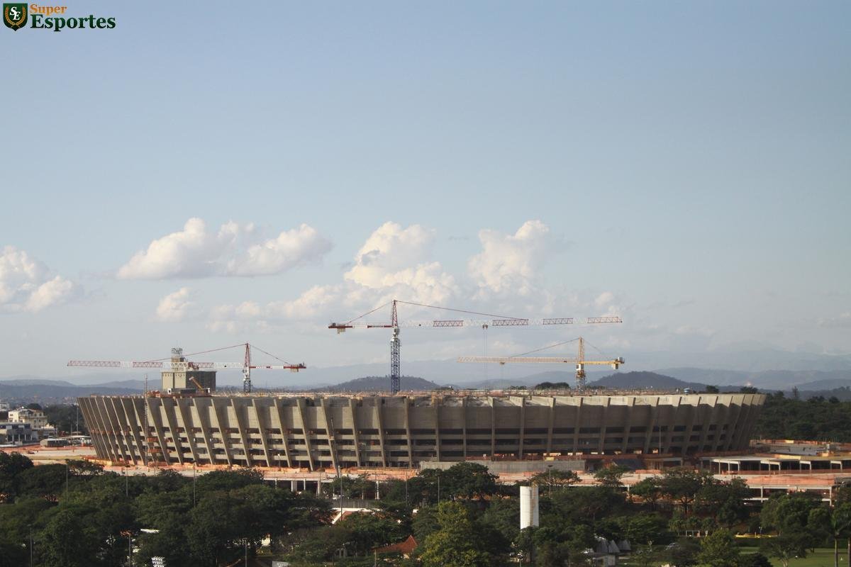 01/06/2012 - Panorama geral das obras de modernizao do Mineiro. Operrios trabalham intensamente na ampliao da cobertura e na montagem da esplanada, que abrigar novo estacionamento coberto.