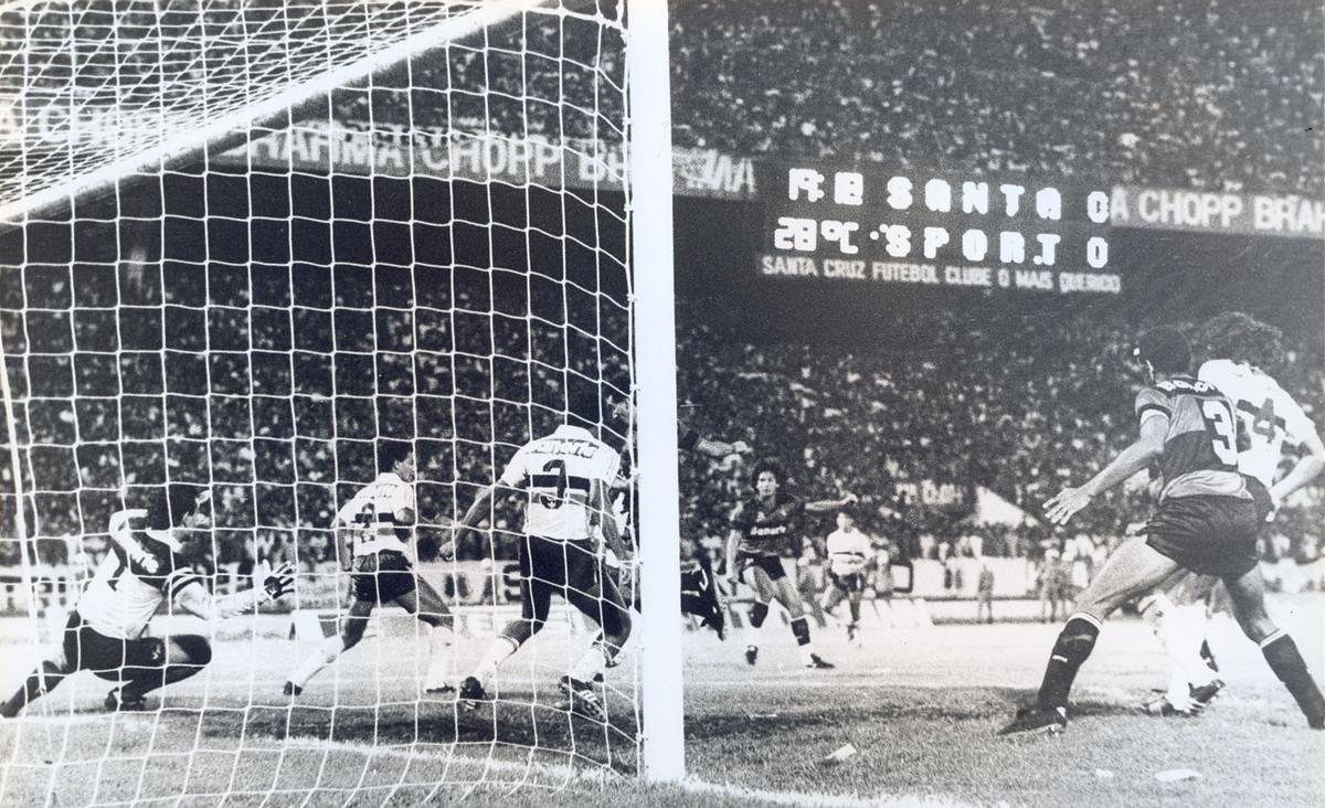Santa Cruz em ação contra o Sport com a camisa da Adidas em 1990, o último ano de parceria