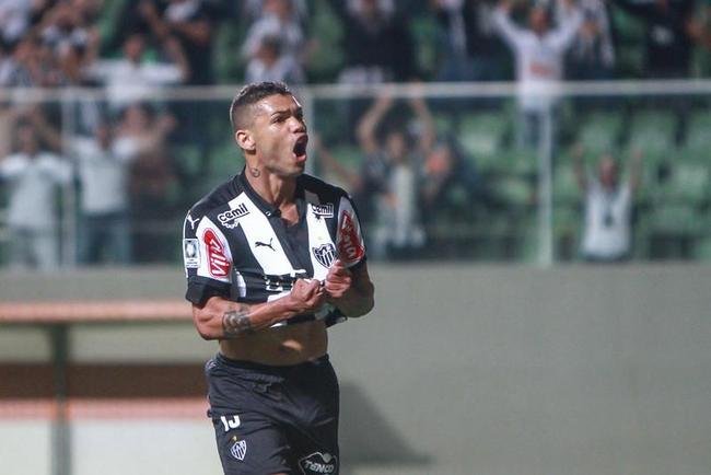 Revelado pelo Atltico em 2013, Carlos permaneceu no clube at 2018, quando foi para o Rio Ave, de Portugal