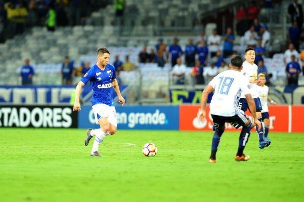 Arrascaeta sofreu pnalti de Vilches; Sass cobrou com categoria e ampliou para 3 a 0