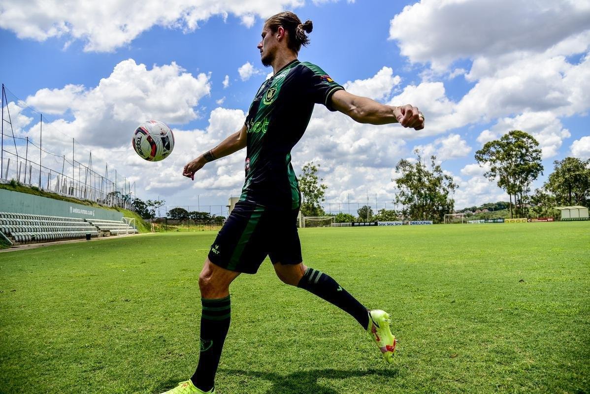 Zagueiro Iago Maidana, um dos nove refor�os do Am�rica para 2022, durante sua apresenta��o no CT Lanna Drumond, nesta quinta-feira (20)