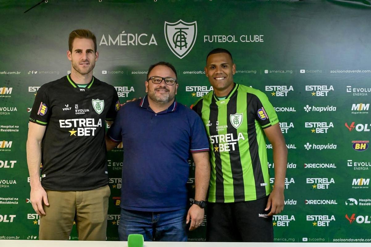 O goleiro Mateus Pasinato e o atacante Mikael foram apresentados pelo Amrica nessa quinta-feira (3/2), no CT Lanna Drumond
