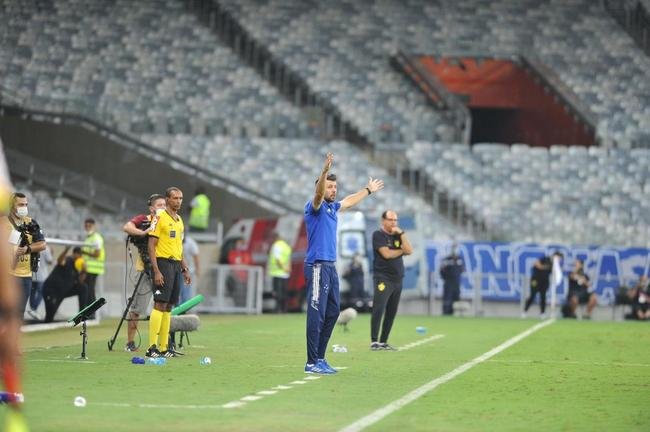 Com gol de Edu, Cruzeiro venceu Brusque por 1 a 0 no Mineiro pela segunda rodada da Srie B. Time e comisso tcnica comemoraram com a torcida no Gigante da Pampulha