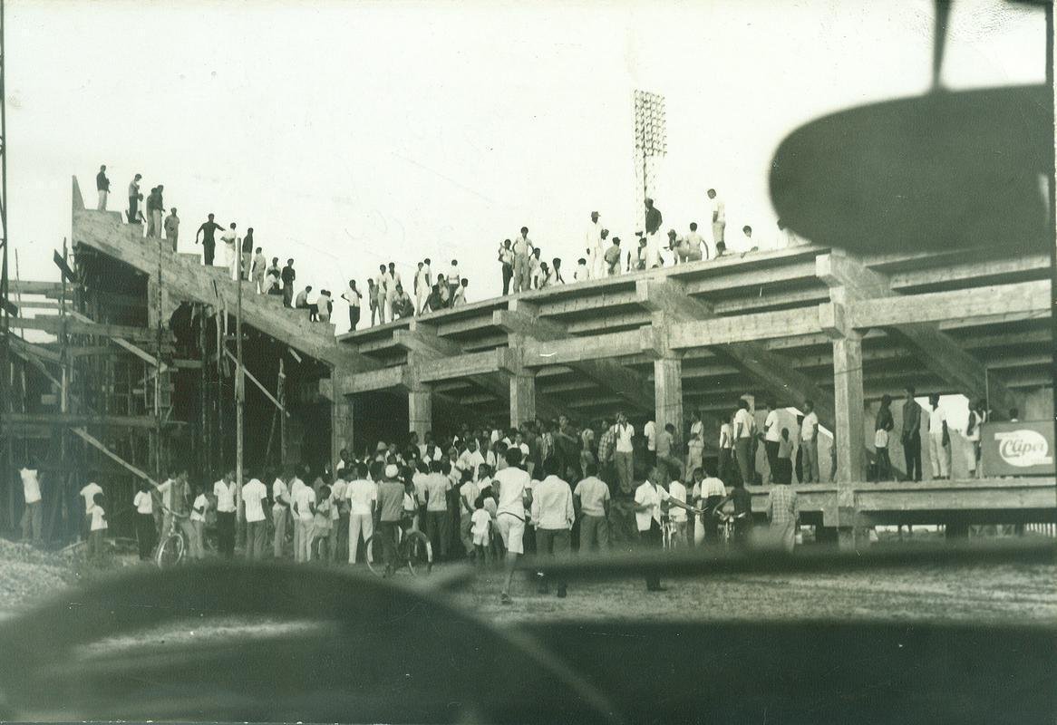 De 1965 a 1970, o estádio passou a receber as primeiras arquibancadas. Desde a estrutura de madeira até a alvenaria, com apoio da doação sobretudo de torcedores do clube. Na foto, a construção de um lance de escadas com público em dia de jogo, em 1967.