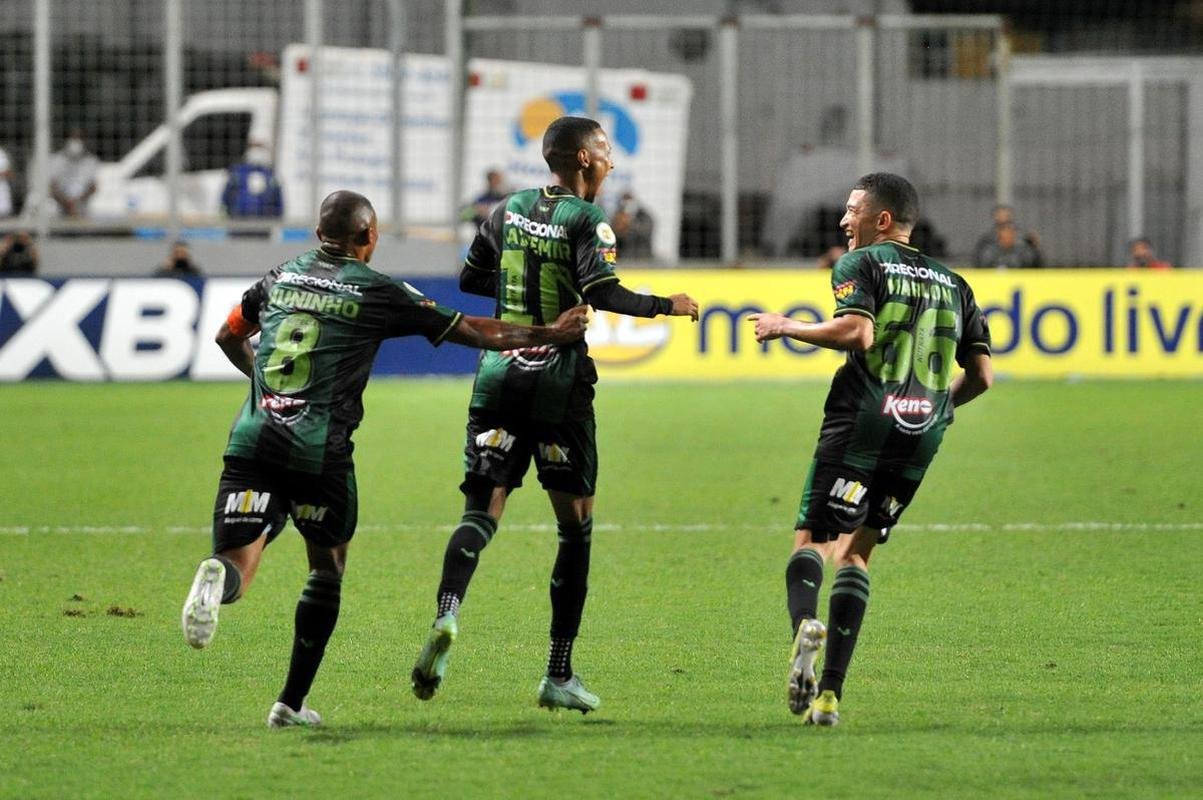 Ademir, de pnalti, ampliou para o Amrica sobre o Grmio: 2 a 0