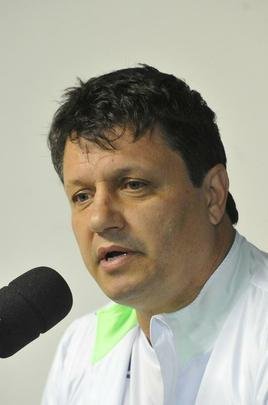 Depois de conversa com diretoria no campo, Adilson Batista foi apresentado como novo treinador do Amrica