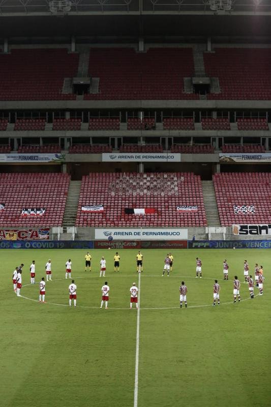 O Náutico equilibrou na segunda metade do primeiro tempo e o jogo ficou aberto para as equipes, com ambas criando boas chances. Jorge Henrique, de cabeça, teve duas oportunidades pelo Timbu. o Santa acertou uma bola na trave, com Didira, mas o placar terminou sem gols na etapa inicial.
