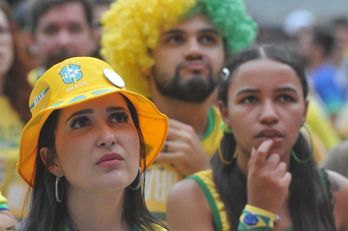 No Mineiro, torcedores assistem ao jogo entre Brasil x Srvia pela Copa do Mundo do Catar