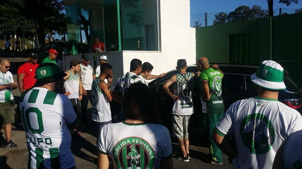 Torcedores americanos fizeram protesto e abordaram os jogadores na porta do CT Lanna Drumond
