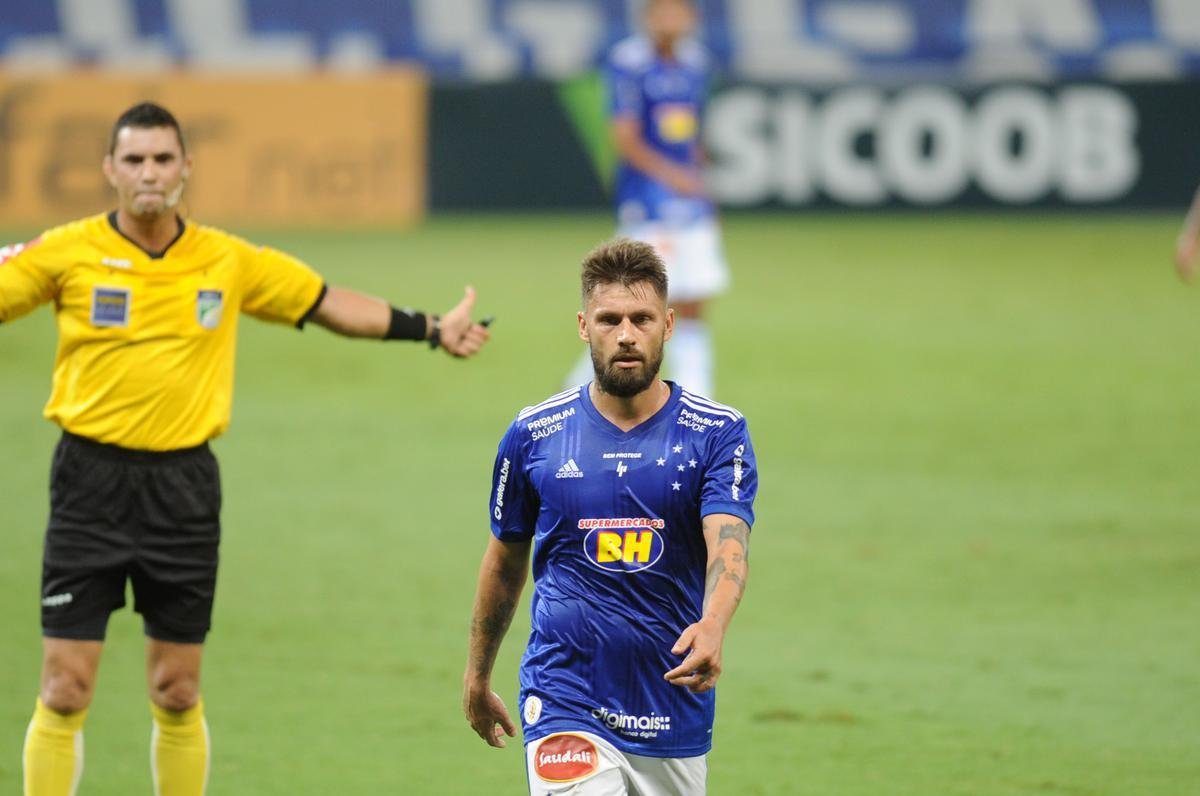 Jogo entre Cruzeiro e Figueirense, no Mineiro, em Belo Horizonte, pela 22 rodada da Srie B do Campeonato Brasileiro