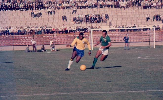 Copa do Mundo de 1962 (Chile) - Pelé sofreu novamente com lesões no Chile e foi cortado durante a competição.