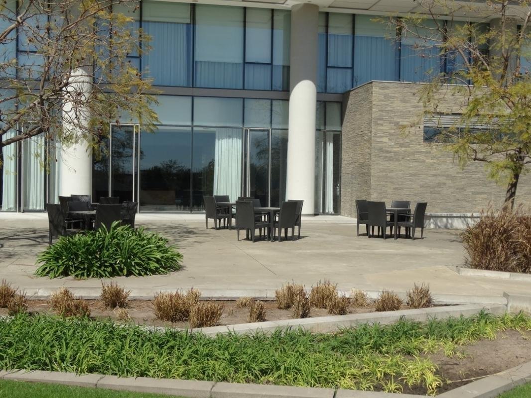 O hotel que abriga o Atltico tem cassino, shopping, spa, piscina, academia e quadras