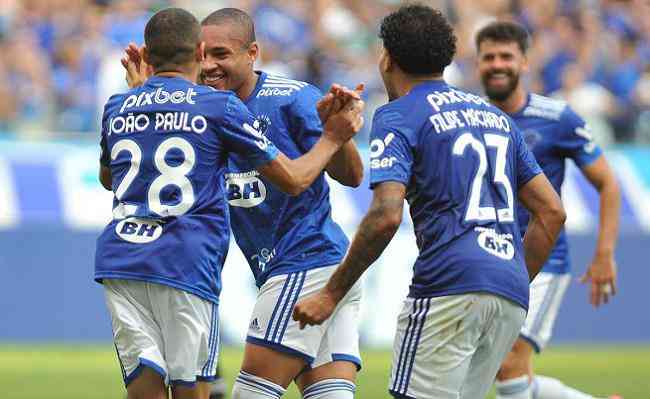 Cruzeiro veneu o Athletic por 2 a 0 no Mineiro e se classificou  final do Mineiro neste sbado