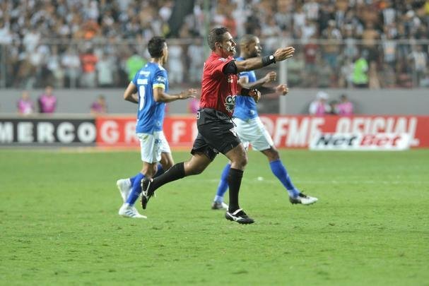 Fred marca de pnalti, empata clssico e d ttulo mineiro ao Cruzeiro no Independncia