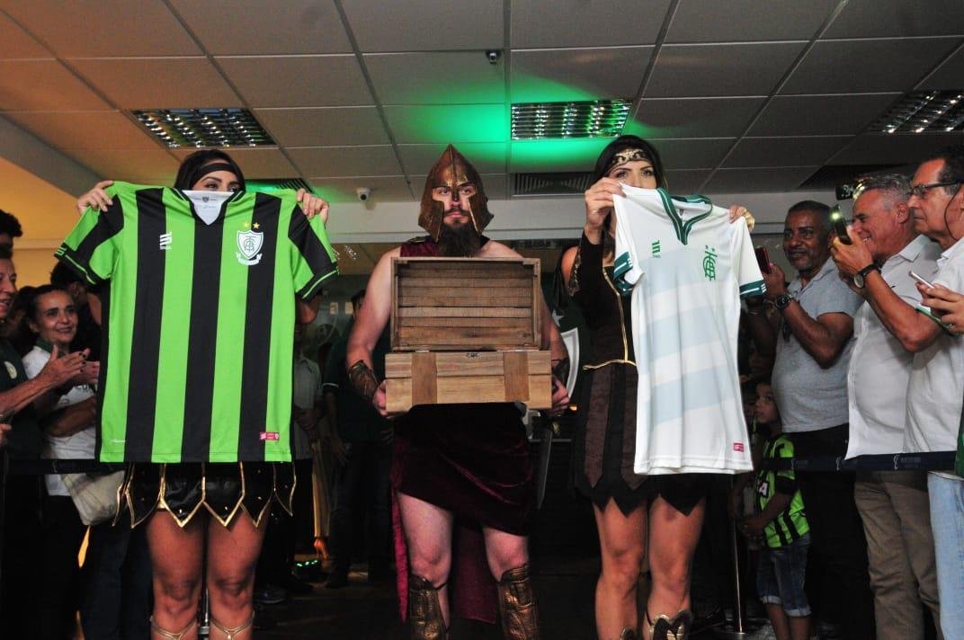 Coleção de uniformes do América da temporada 2019. Clube adotou marca própria, a Sparta. Por isso, desfile na loja do clube, no shopping Boulevard, em BH, foi ao estilo espartano