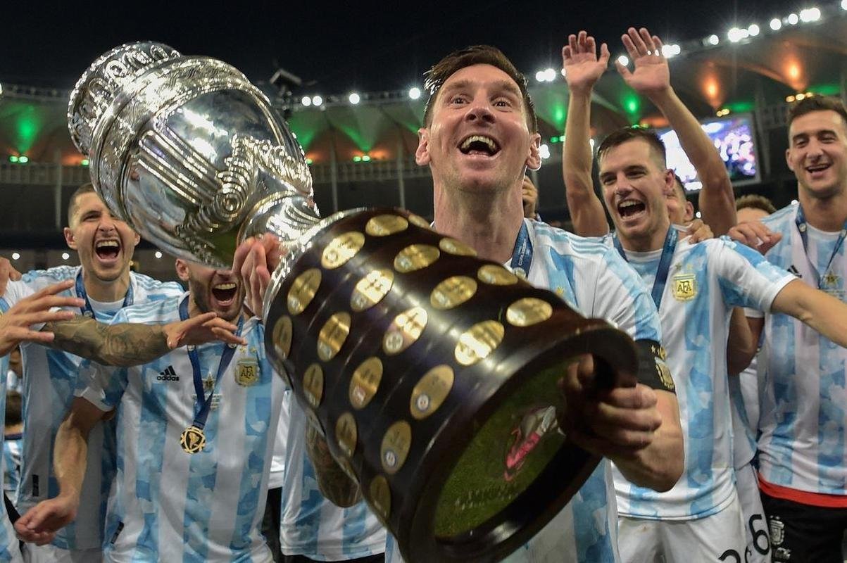 Argentina conquistou 15 ttiulo da Copa Amrica ao vencer o Brasil por 1 a 0, neste sbado, no Maracan. nico gol foi marcado por Di Mara, eleito o destaque da deciso. J o astro Lionel Messi ganhou o prmio de craque da competio.