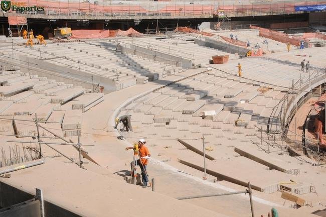07/08/2012 - No interior do estdio, anel inferior quase todo montado. Mineiro com nova cara.