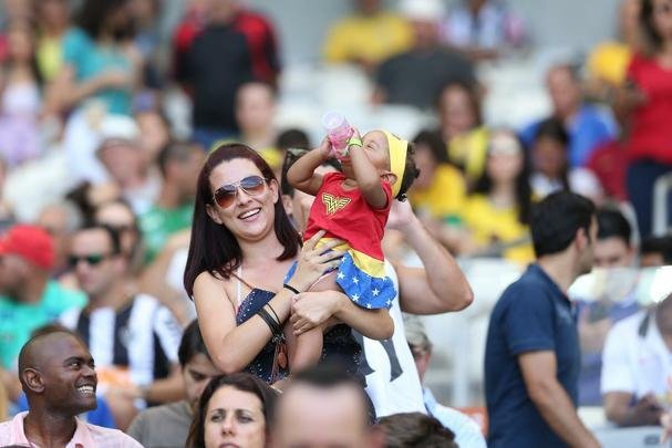 Mineiro ficou colorido nesta quarta-feira com camisas de clubes e selees em duelo da Olimpada