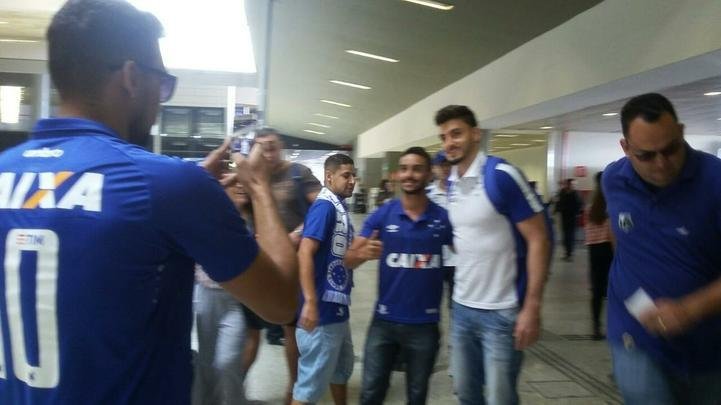 Jogadores do Cruzeiro embarcam, com o apoio da torcida