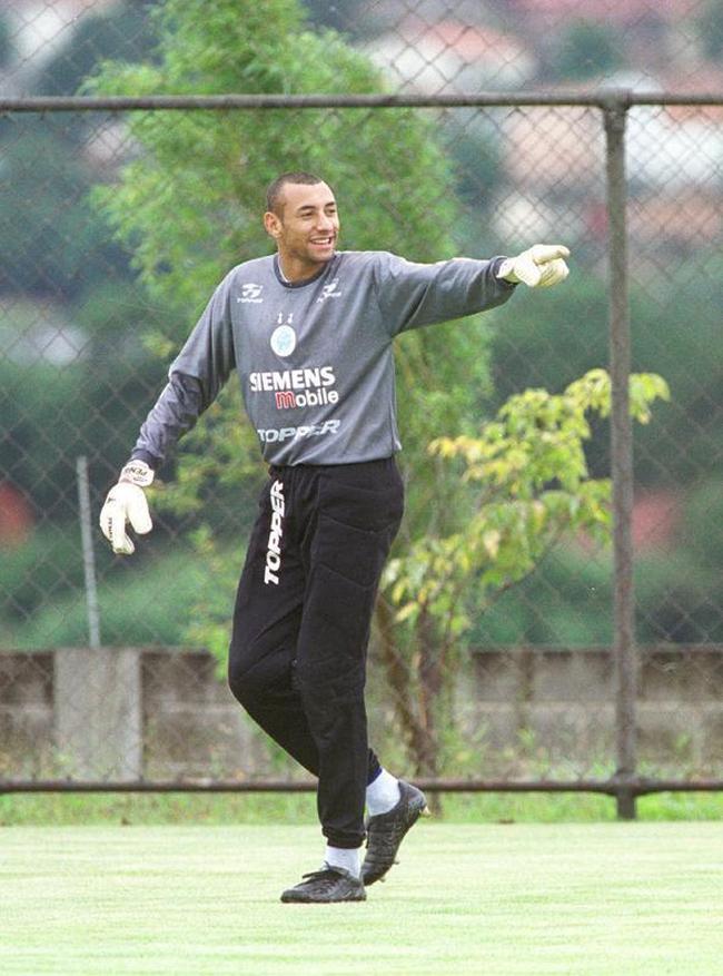 Gomes foi lanado como titular do Cruzeiro por Vanderlei Luxemburgo em 2002 e foi o goleiro titular do Cruzeiro at 2004, quando foi vendido ao PSV da Holanda. No clube, integrou o timao campeo da Trplice Coroa (Mineiro, Copa do Brasil e Brasileiro), em 2003, e do Campeonato Mineiro de 2004. Conquistou ainda a Copa Sul-Minas e o Supercampeonato Mineiro de 2002. Ao todo, ele defendeu a meta celeste em 94 partidas.