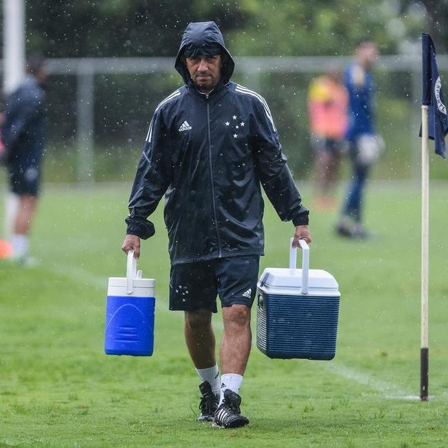 Imagens do treino do Cruzeiro neste sbado (8), sob forte chuva, na Toca da Raposa II, em Belo Horizonte