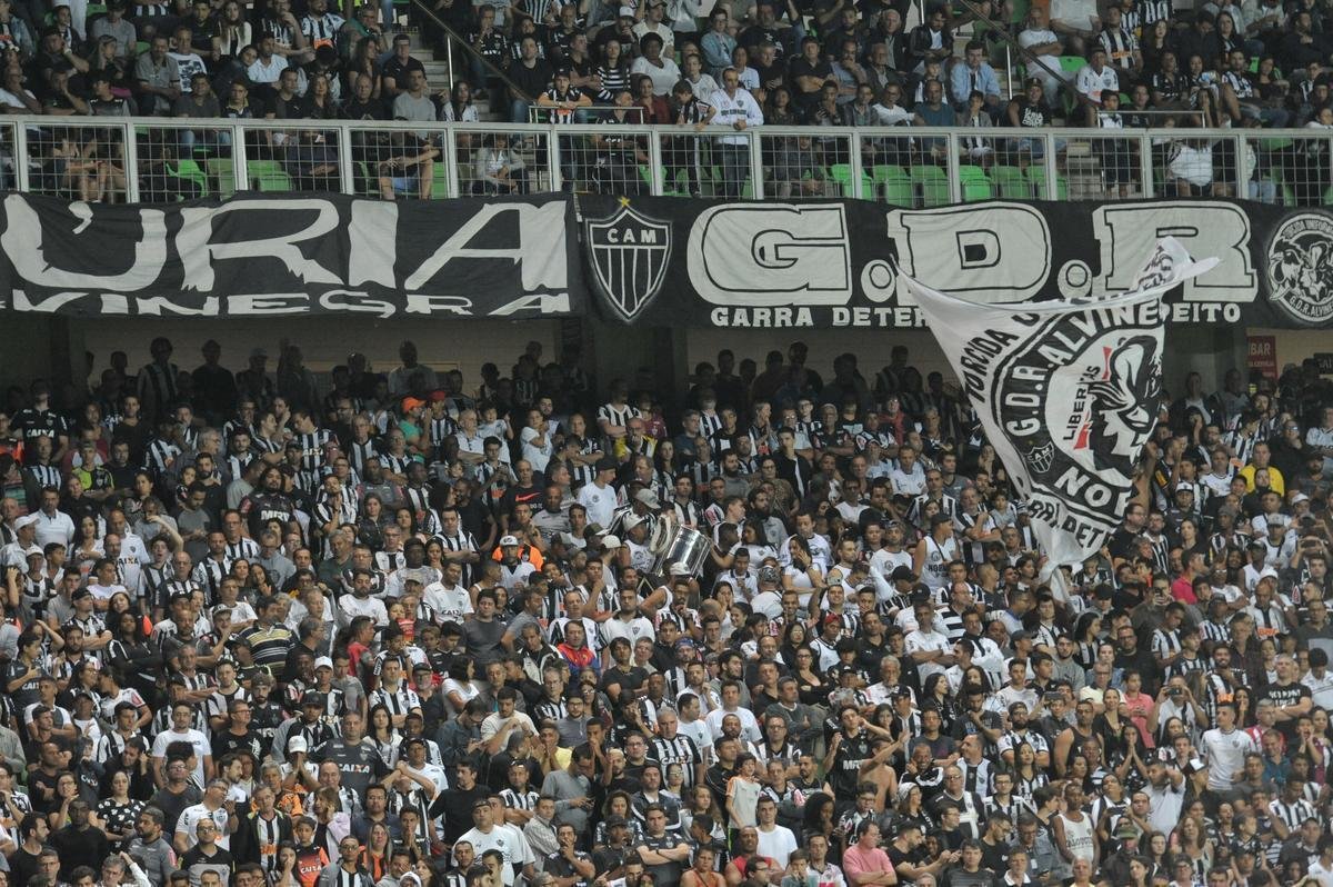 Torcedores de Atltico e Flamengo compareceram ao Horto nesta noite de sbado para assistir ao confronto entre os tradicionais rivais