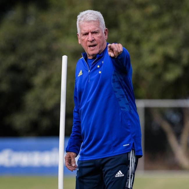 Comisso tcnica de Vanderlei Luxemburgo comandou treino na Toca da Raposa II nesta quarta-feira. Time se prepara para enfrentar o Brusque, s 11h de sbado, no estdio Augusto Bauer, em Santa Catarina, pela 16 rodada da Srie B.