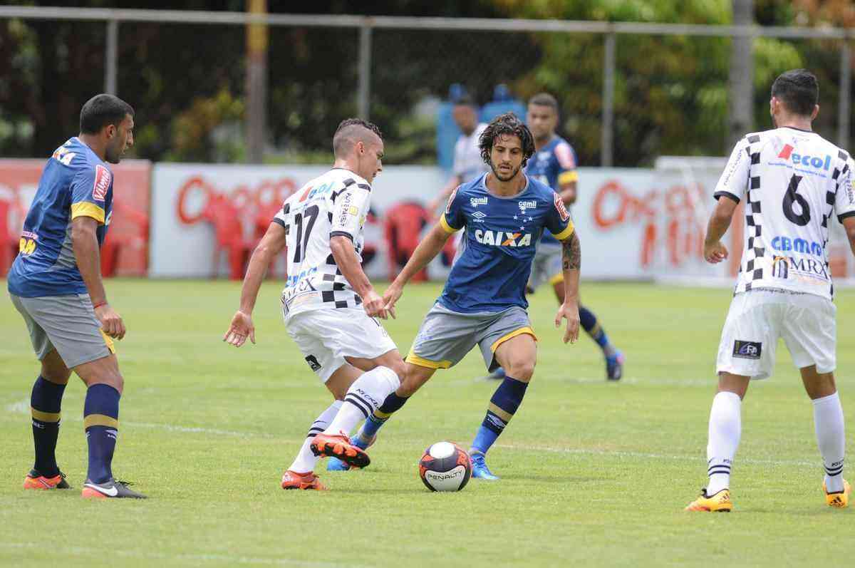 Com gols de Rafael Sobis, Ramn bila e Alex, Cruzeiro venceu Arax neste domingo por 2 a 0, em jogo-treino realizado na Toca da Raposa II (fotos: Marcos Vieira/EM D.A Press)