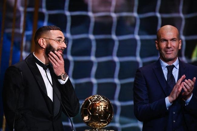 Karim Benzema recebe prmio Bola de Ouro, da Revista France Football, como melhor do mundo na temporada 2021/22. 