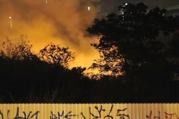 Chamas se alastraram pelo terreno onde ser erguido o estdio do Atltico 