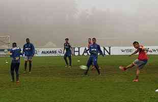 Cruzeiro realizou atividade sob muita neblina em Chapec-SC, nesta quarta-feira, antes de compromisso contra a Chapecoense