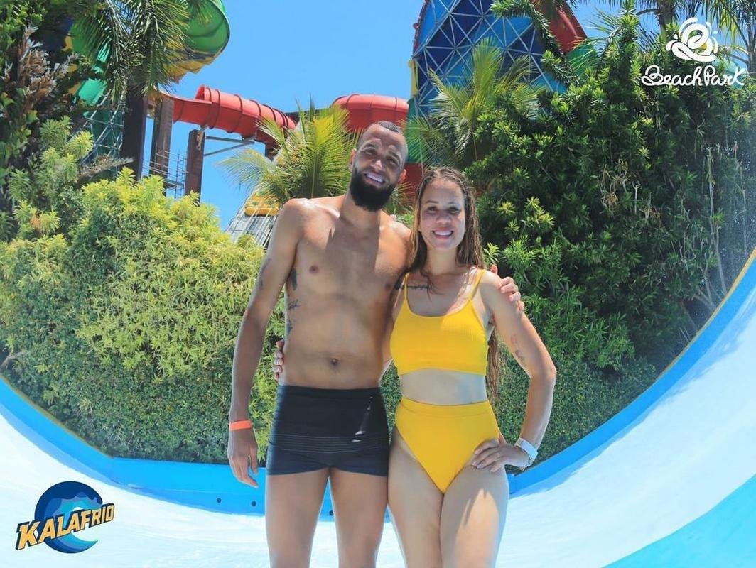 Goleiro Everson com a famlia no Beach Park, em Fortaleza