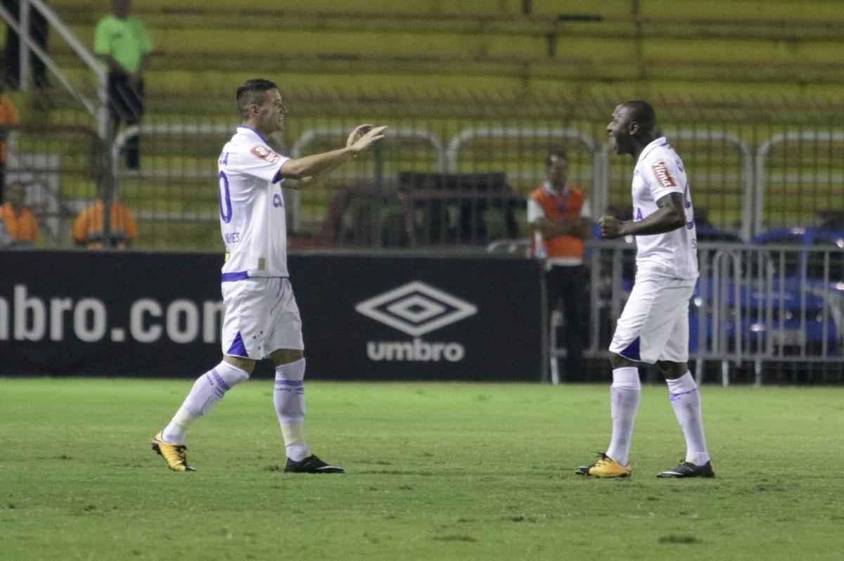 Imagens do duelo entre Vasco e Cruzeiro, pela 18 rodada da Srie A, no Raulino de Oliveira